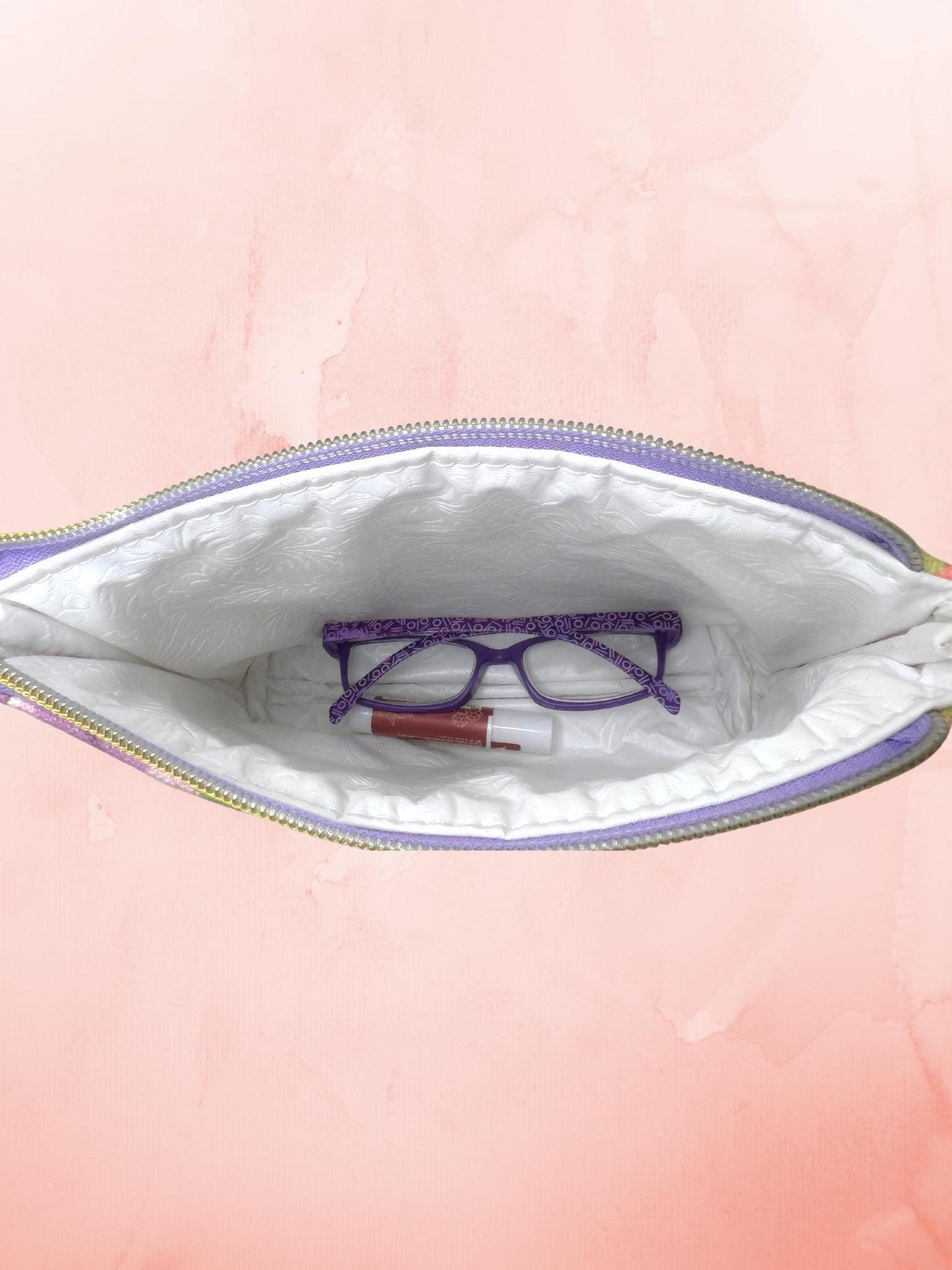 Handmade Vintage Style Floral Zipper Pouch, Women's Quilted Cosmetic Bag with Waterproof Lining, Romantic Cream Roses Make-up Toiletry Kit